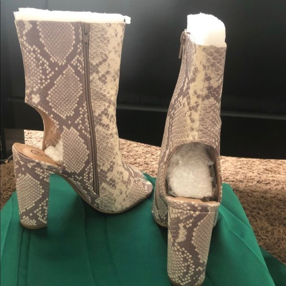 Snake skin peep toe booties - Picture 2 of 4